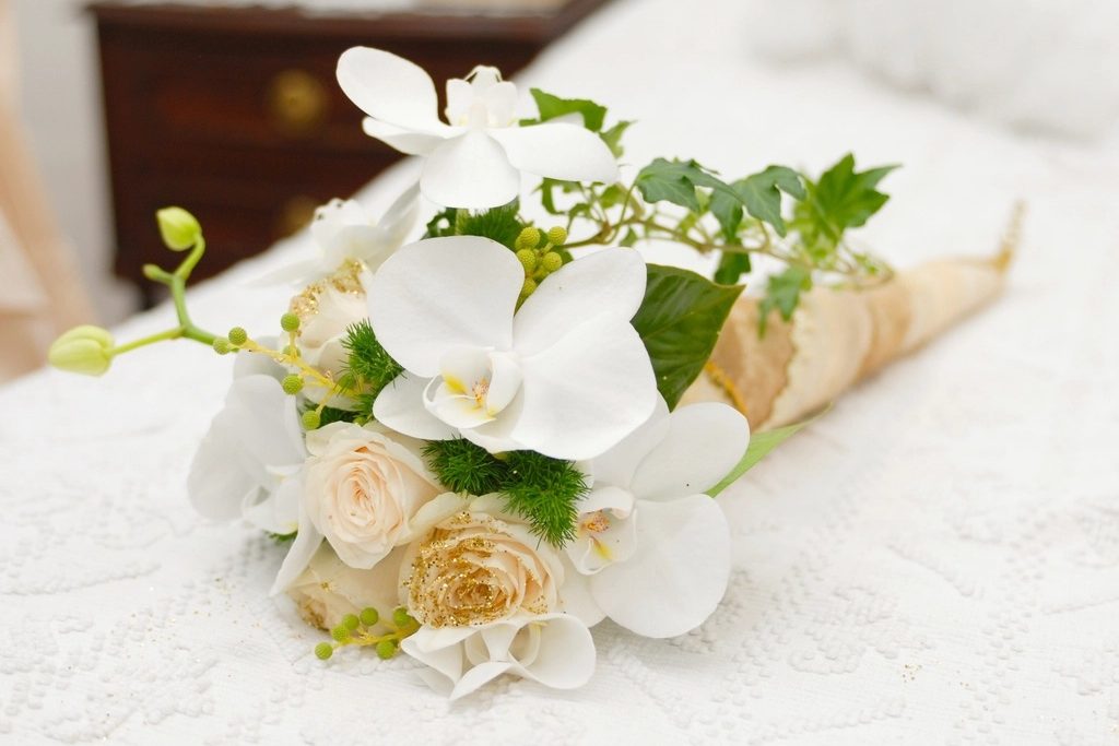 Weißer Blumenstrauß mit Orchideen und hellen Rosen