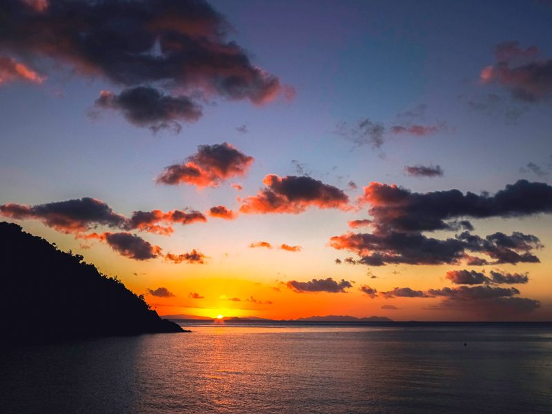 Ruhiges Meer unter einem Abendhimmel mit Wolken